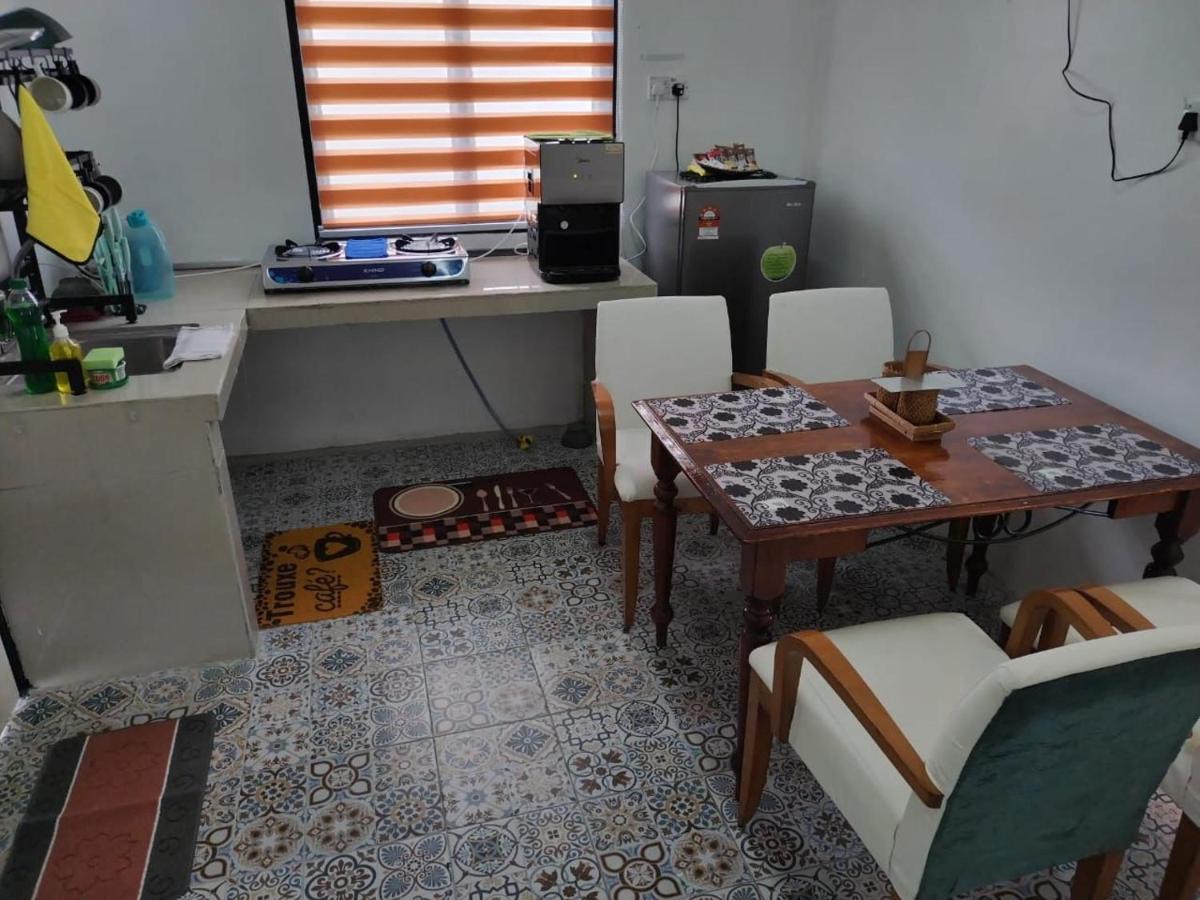 Homestay Embah Ros & Embah Lek Hutan Melintang Exterior foto